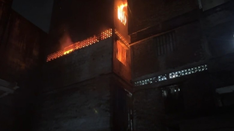 রাজধানীর আগামাসি লেনে জুতার কারখানায় আগুন