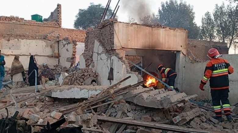 পাকিস্তানে গ্যাস বিস্ফোরণে ভবনধসে নিহত ১০, আহত অনেকে