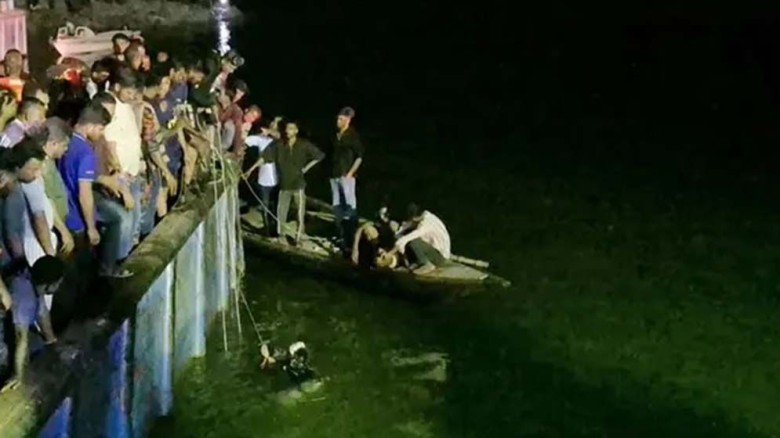 পন্টুন থেকে পদ্মায় তলিয়ে গেছে বাস, ২ জনের লাশ উদ্ধার