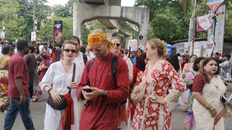 বর্ষবরণ উৎসবে উচ্ছ্বাসে মাতলেন বিদেশি পর্যটকরা