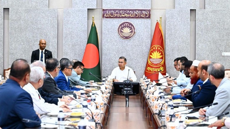 চা শিল্পের দীর্ঘদিনের সমস্যা সমাধানে সহযোগিতার আশ্বাস প্রধান