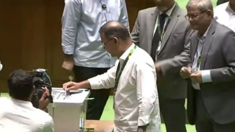 রাষ্ট্রপতি নির্বাচনে ভোট দিলেন প্রধানমন্ত্রী, স্পিকার ও বিরো