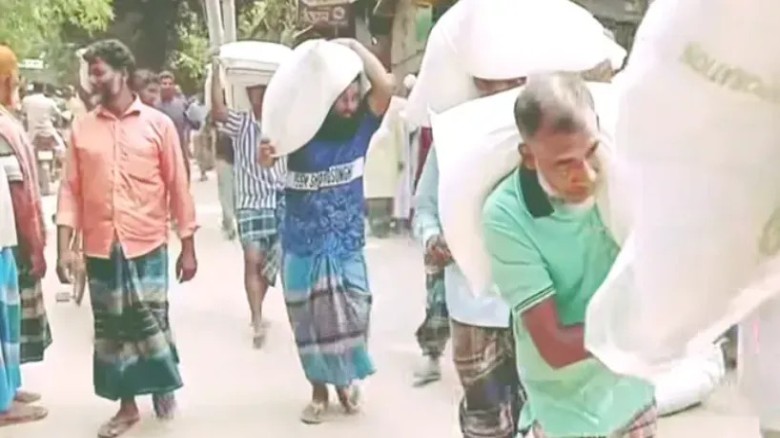 রৌমারীতে ডিলারের গোডাউন ভেঙে সার লুট